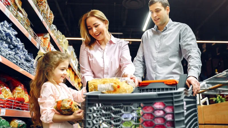 Market reyonunda temel gıda malzemeleri